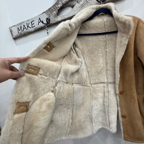 Danier 💯 % Sheepskin Suede Jacket - Picture 7 of 17